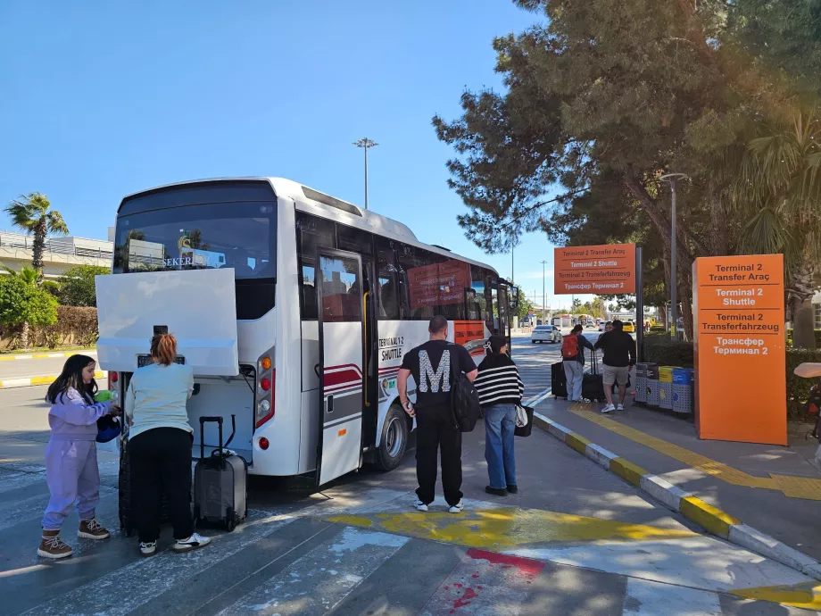 Shuttlebusstoppested mellem terminalerne foran Terminal 1
