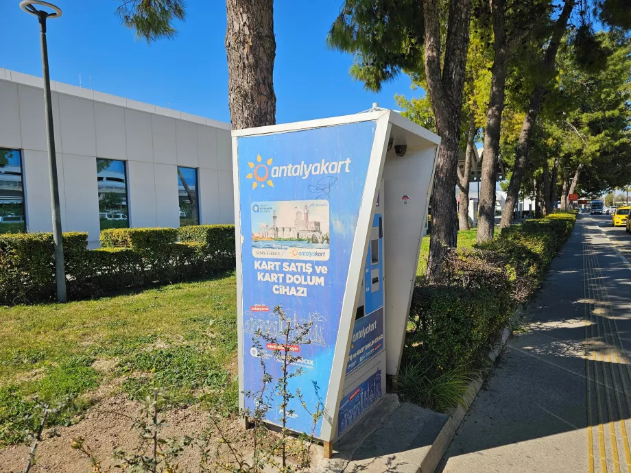 AntalyaKart-automat lige uden for terminal 1