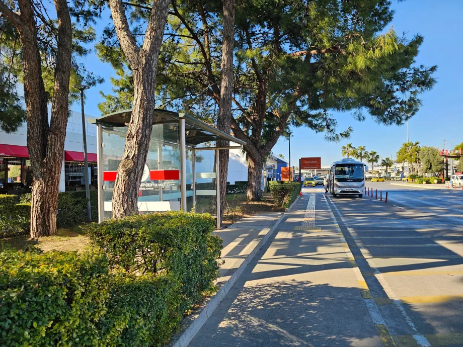 Bybusstoppested foran Terminal 1