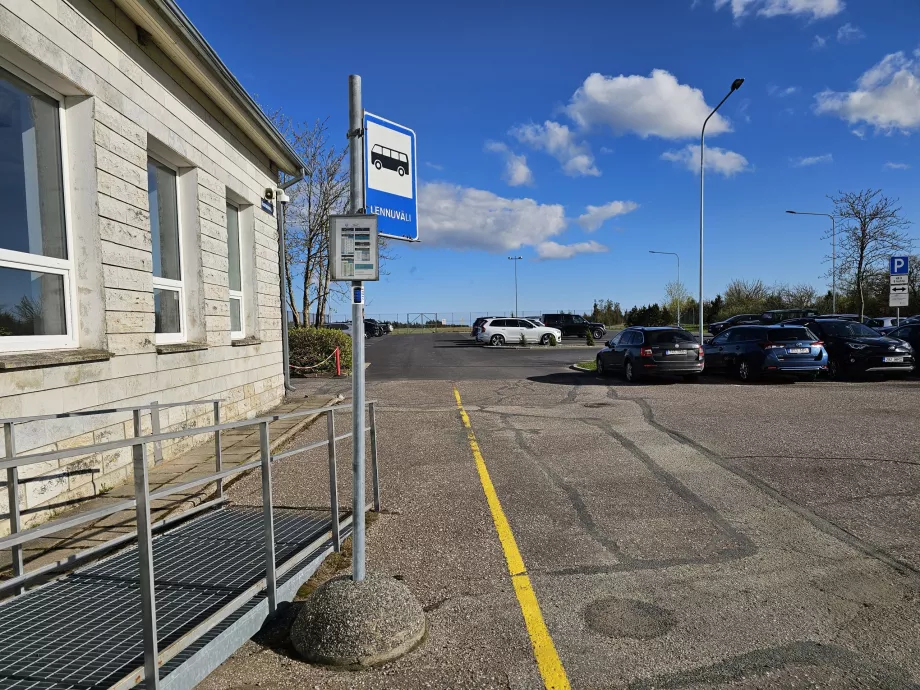 Busstoppested foran terminalen
