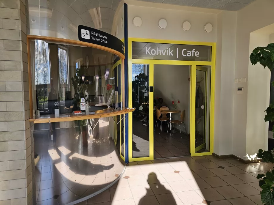 Café i den offentlige del af terminalen