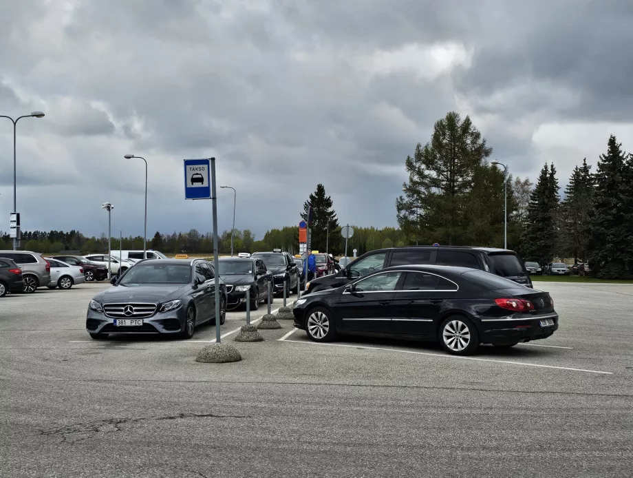 Taxaholdeplads foran terminalen