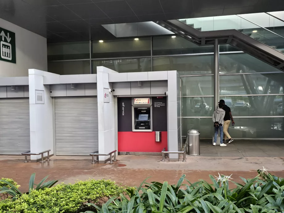 Hæveautomat uden for ankomsthallen