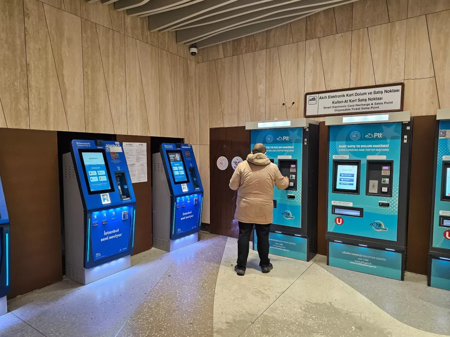 Blå automater til venstre - Istanbulkart; blå automater til højre - PTT-kort