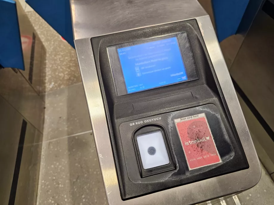 Turnstile ved indgangen til metrostationen