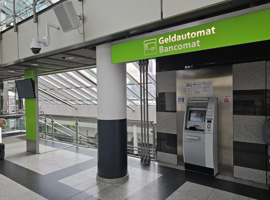 Hæveautomat i afgangshallen