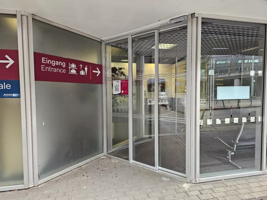 Bagageopbevaring i garagen overfor terminalen