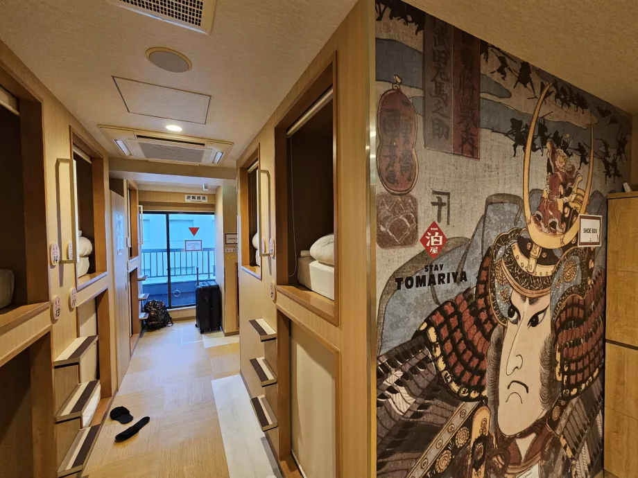 Fællesområde og kapsel ovenover