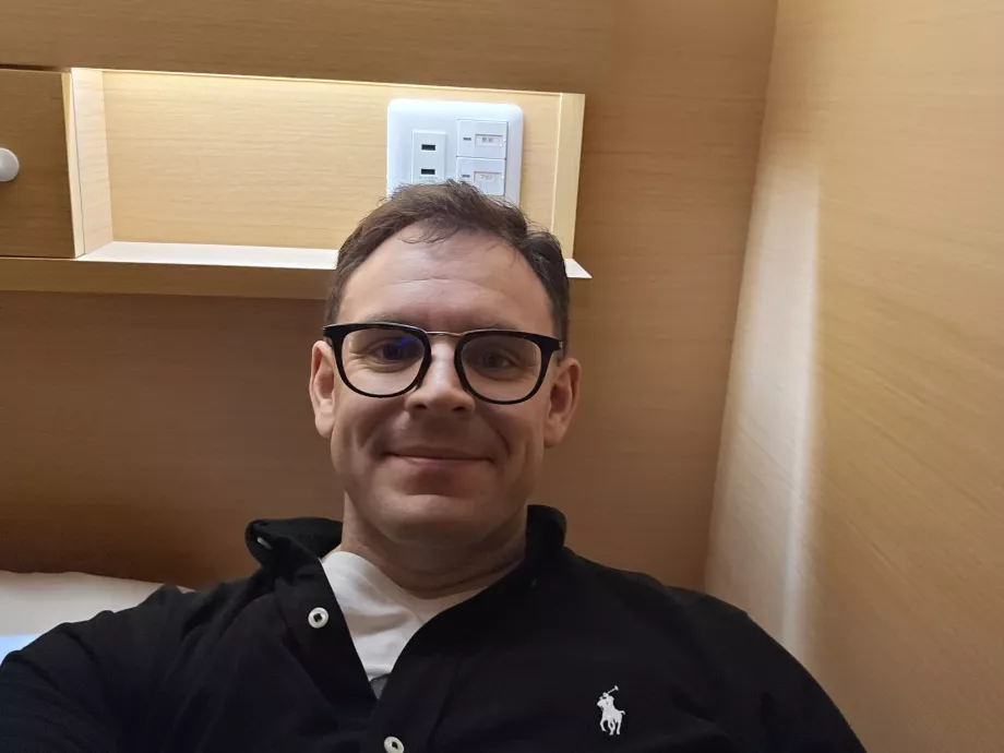 Mig liggende i en kapsel