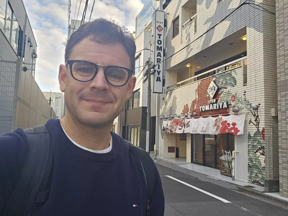 Mig foran Tomariya Hotel