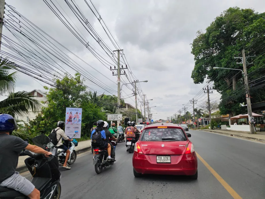 Trafik på hovedvejen rundt om øen