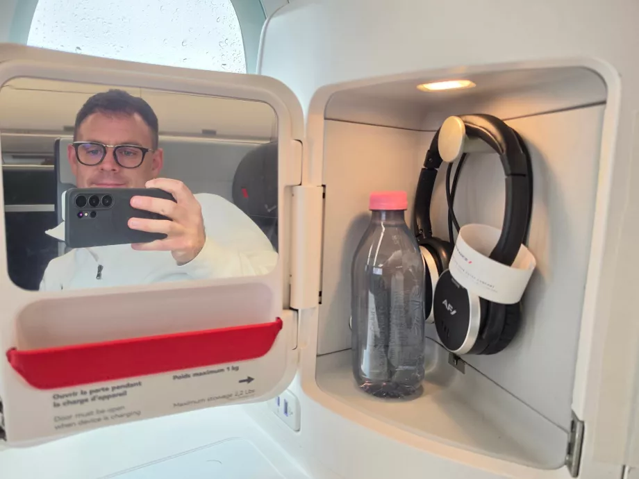 Et spejl, hovedtelefoner og en flaske vand