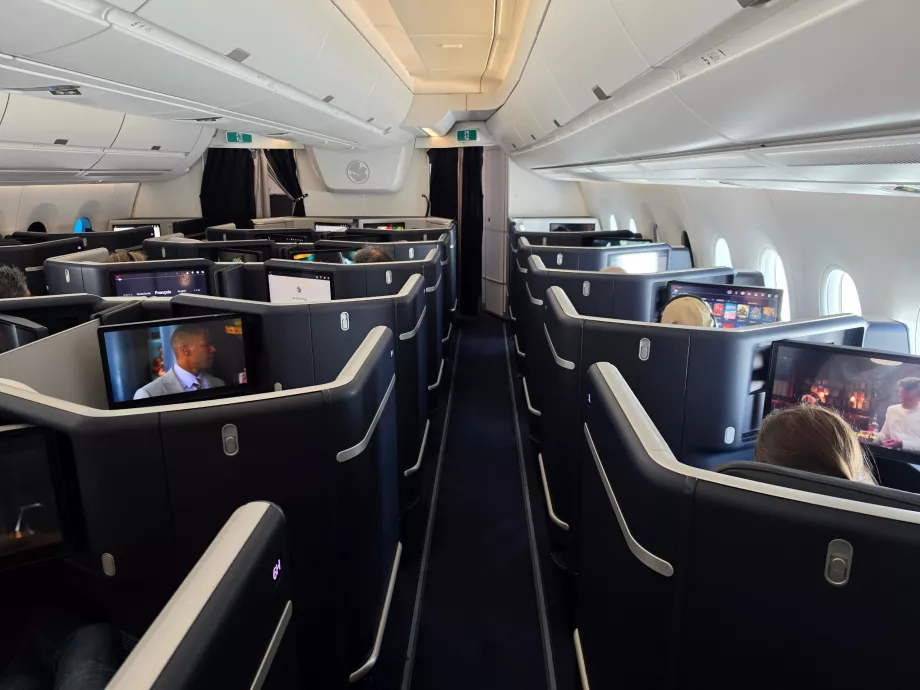Et billede af business class-kabinen under en flyvning