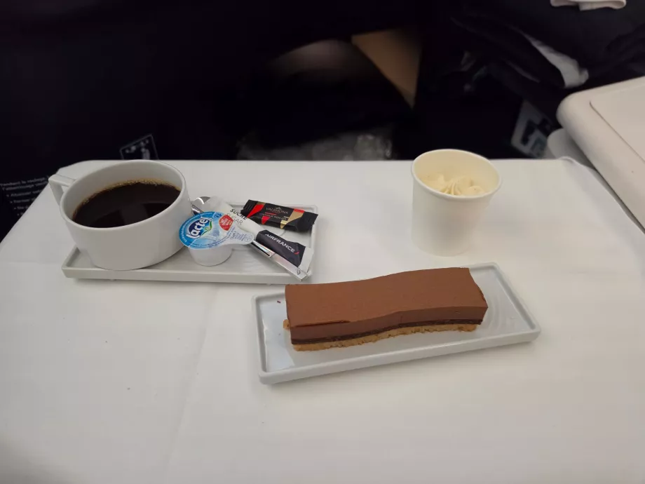 Frokost: en chokoladedessert og en kop kaffe