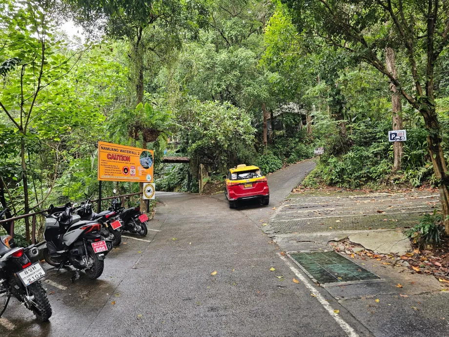 Parkering af biler og scootere