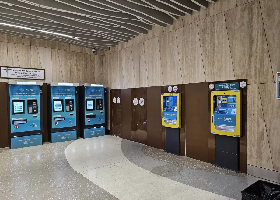 Billetautomater i metroen. Gul til Istanbulkart, blå til PTT-kort