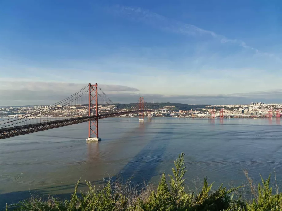Og sådan kan du beundre den og resten af Lissabon fra Kristusstatuen