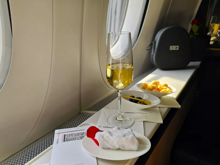 Velkomstdrink, macadamianødder og oliven