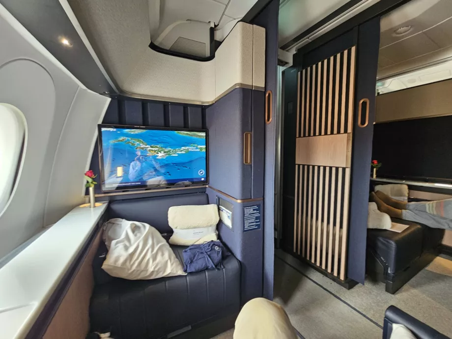 Udsigt over gyden og den tilstødende dobbeltsuite 1D/1E - åben dør