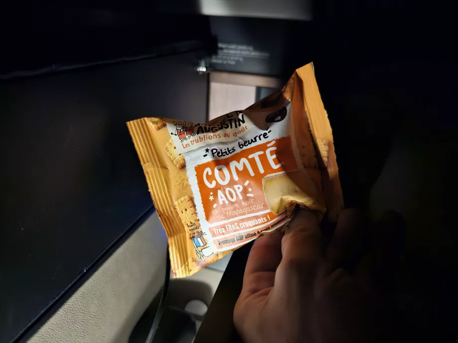 Snack midt i flyet på vej til toilettet