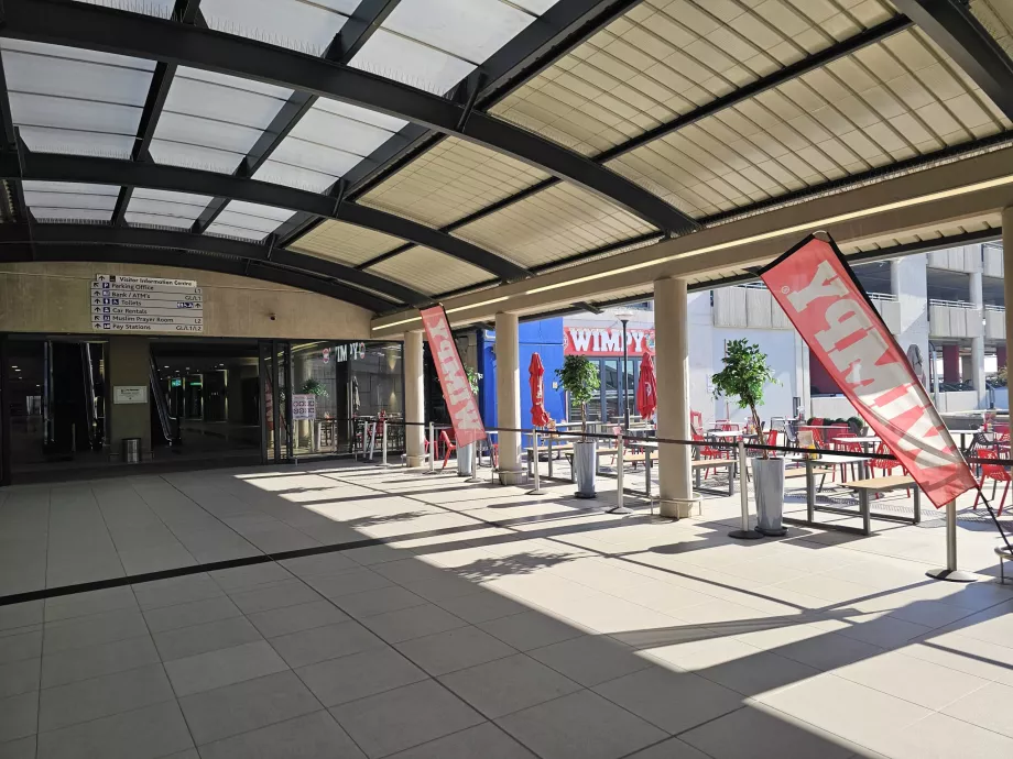 Wimpy i bygningen overfor terminalen