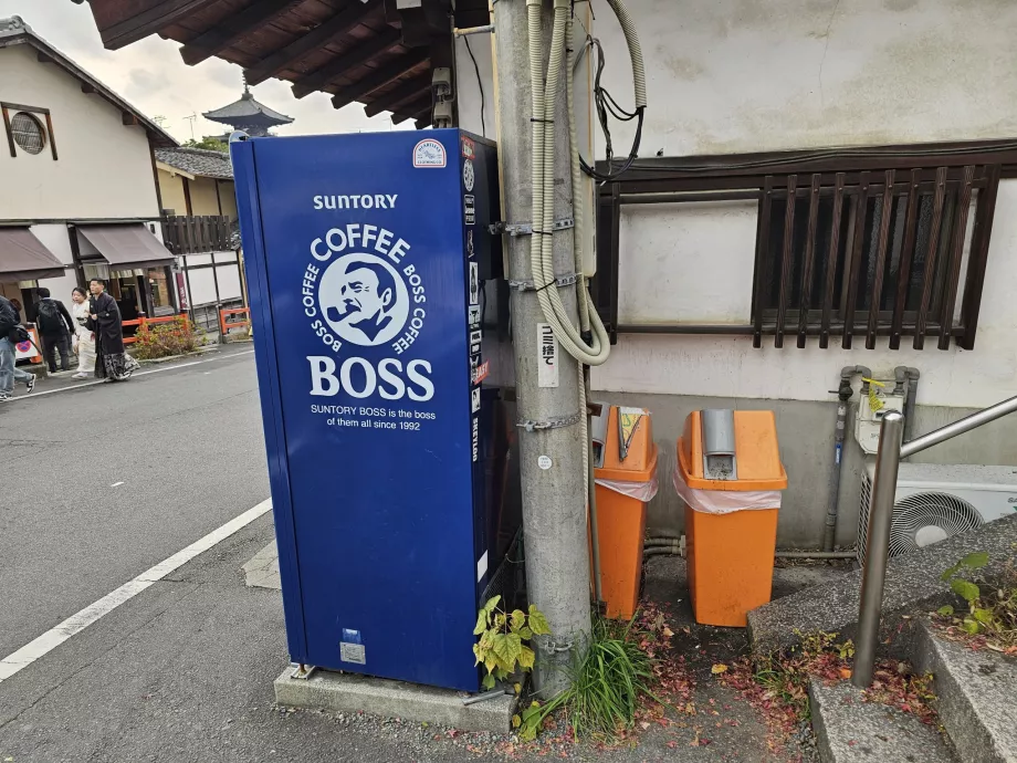 Beholder til plastflasker ved drikkevaredispenseren