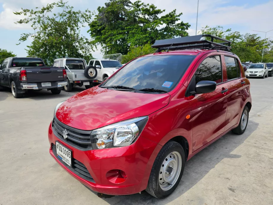 Lejebil på parkeringspladsen ved marinaen