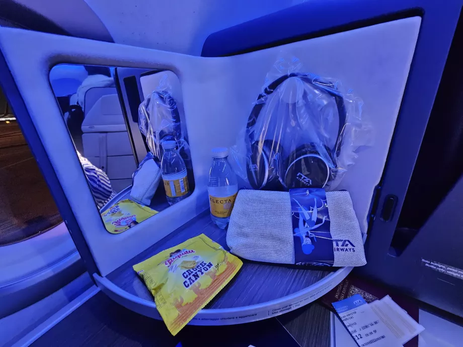 Åbningspanel med spejl, hovedtelefoner, kiks og vand