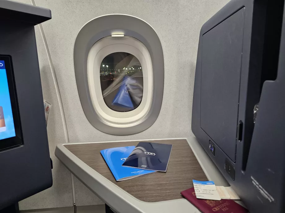 Bord og lukket opbevaringsområde med spejl