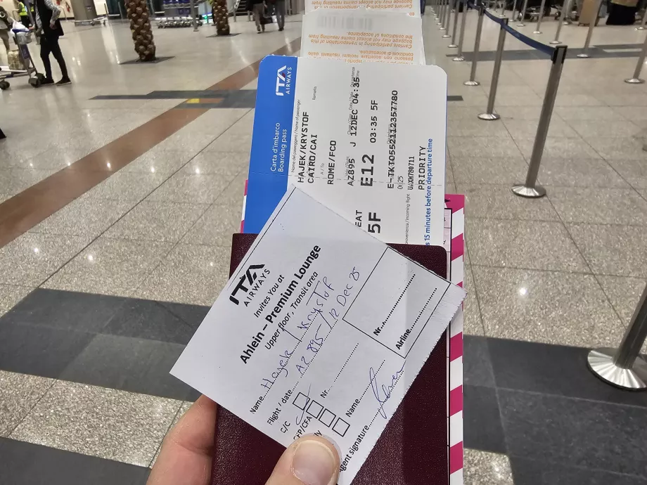 Boardingkort og invitation til lounge i Cairo lufthavn