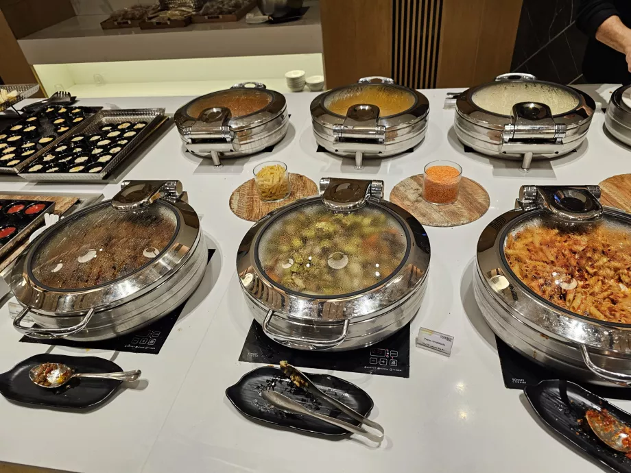 Ahlein Lounge, menu med varm mad