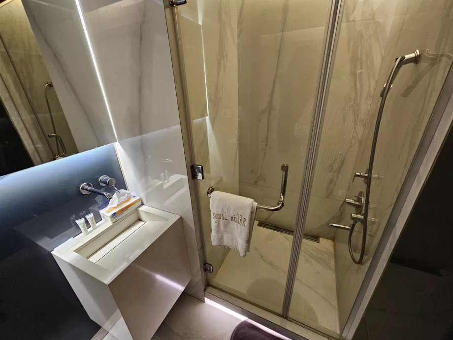 Ahlein Lounge, brusebad