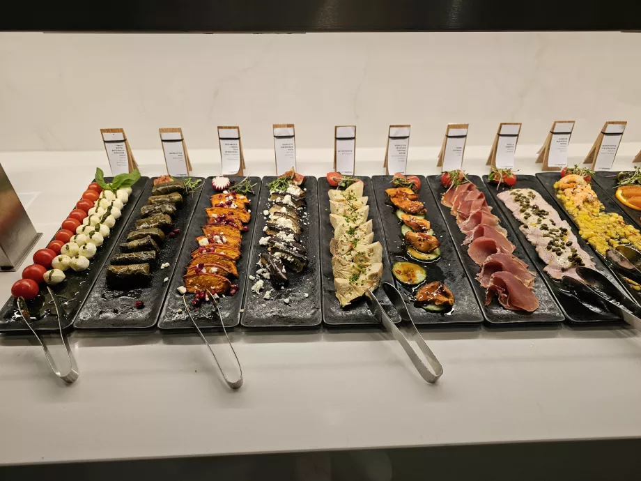 First Class Lounge (hovedterminalen) - koldt køkken