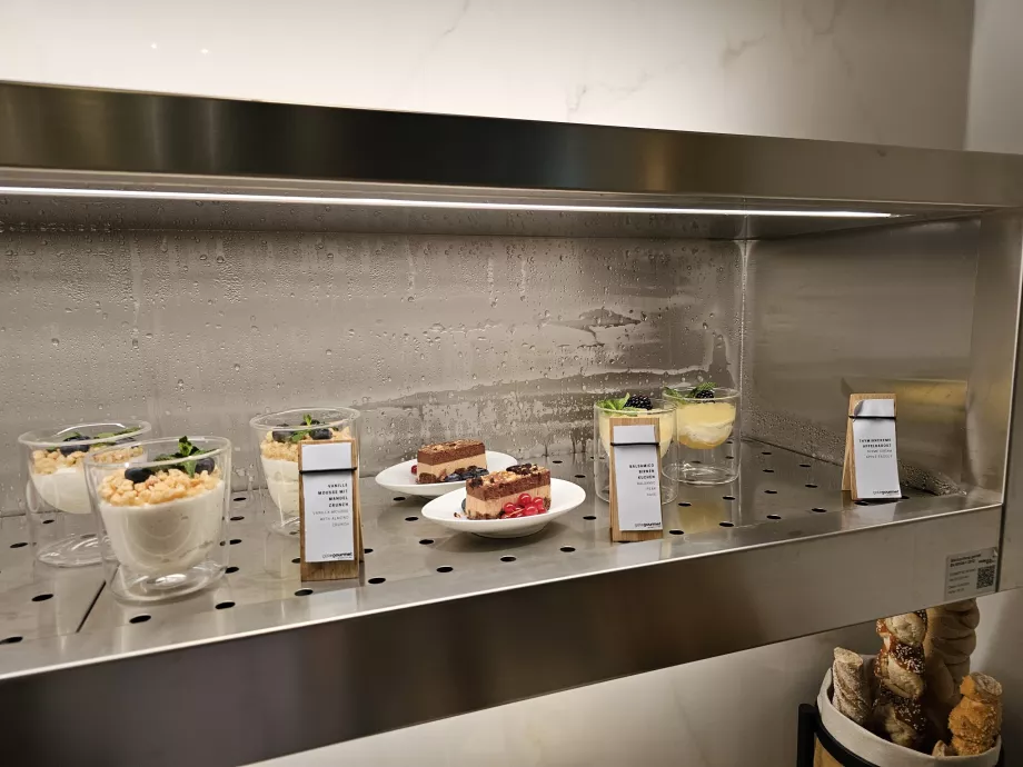 First Class Lounge (Main Terminal) - søde sager og desserter