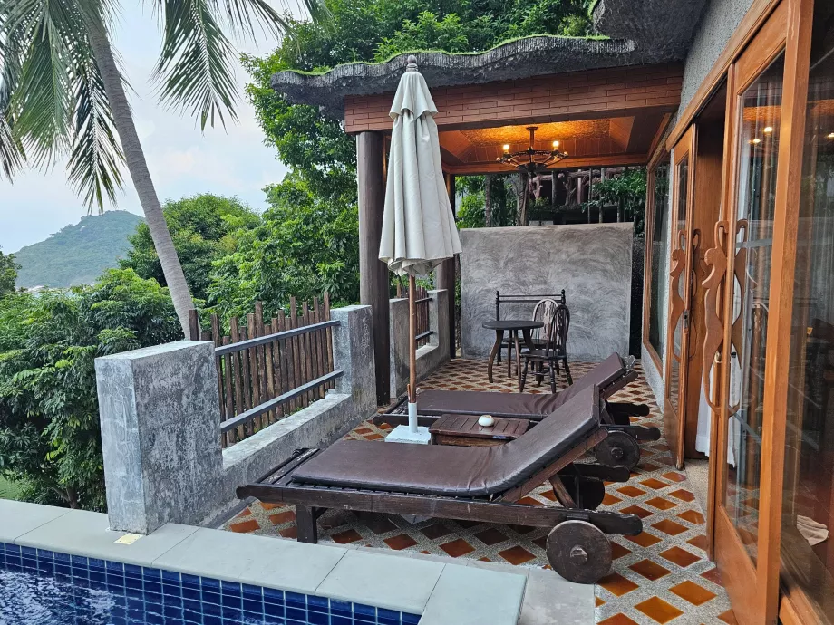 Terrasse med liggestole