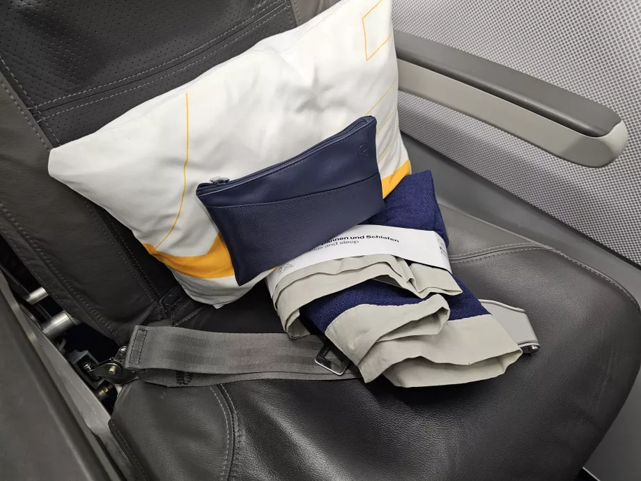 Pude, toiletsæt, tæppe