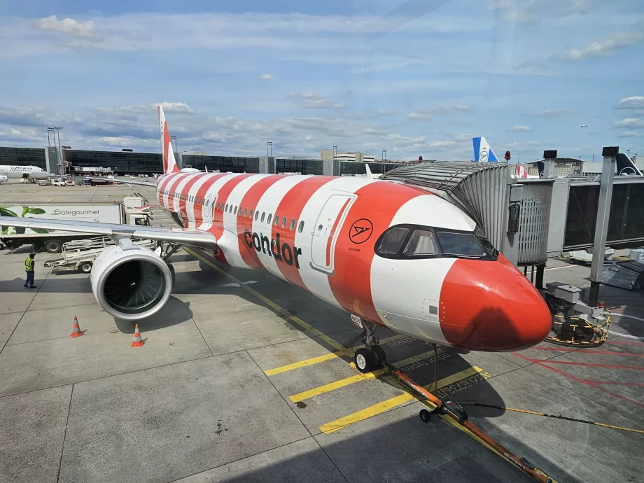 Rød Airbus A320 Condor