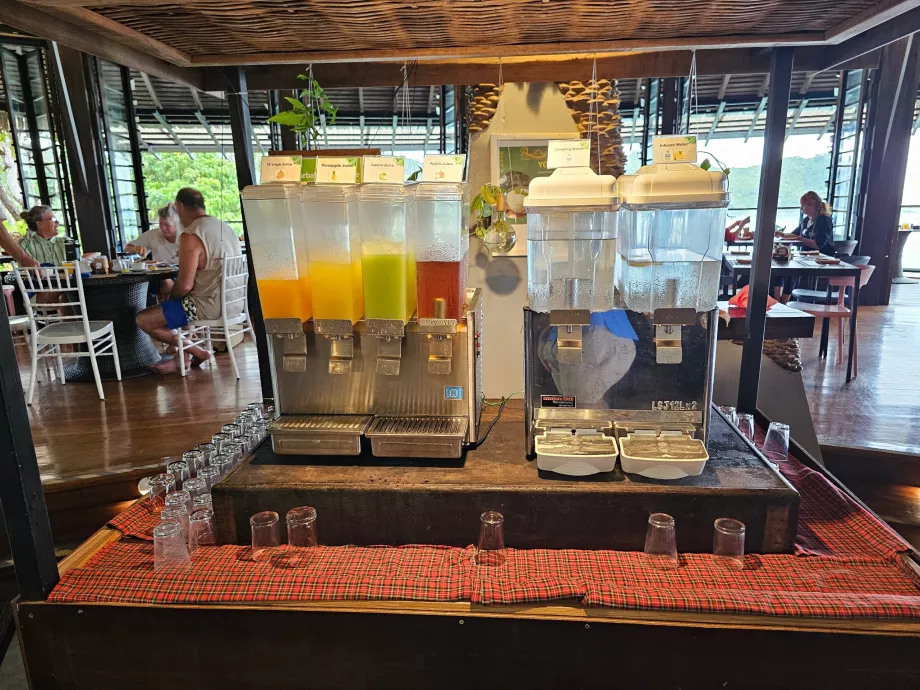 Morgenmad: vand og frugtjuice