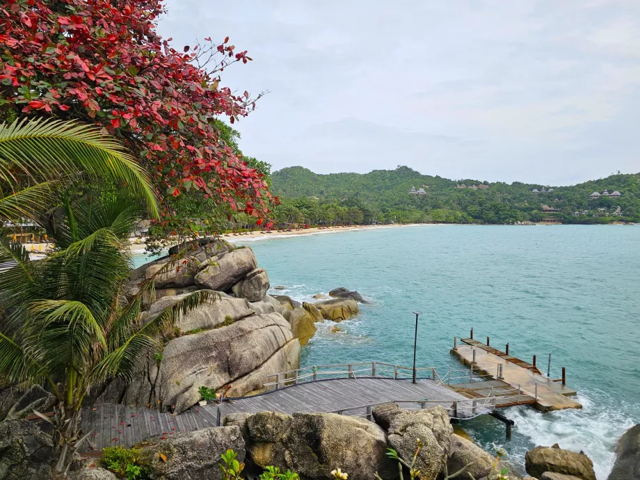 Kysten omkring hotellet