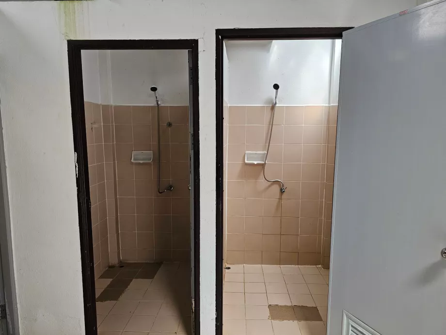 Gratis brusebad ved Phaeng Noi-vandfaldet