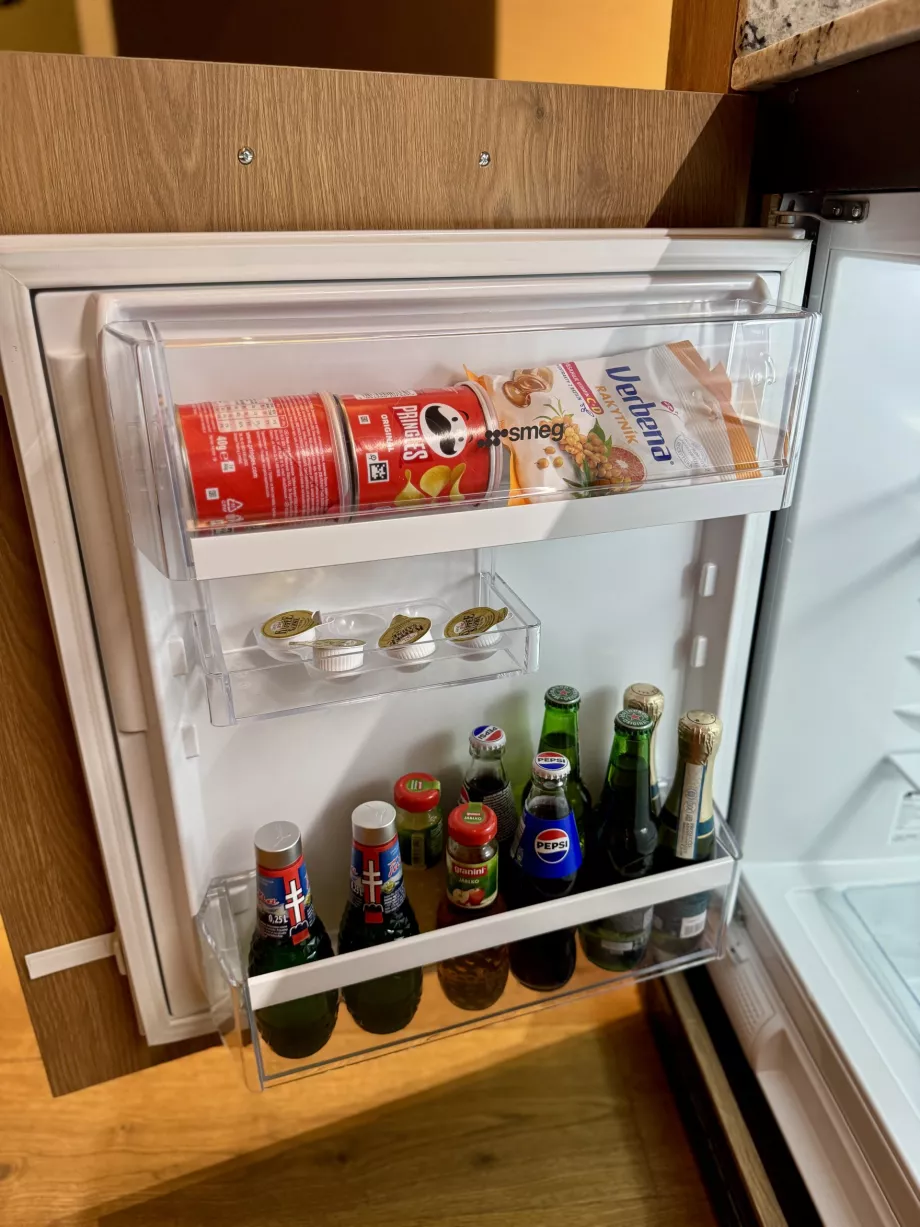 Køleskab med gratis minibar