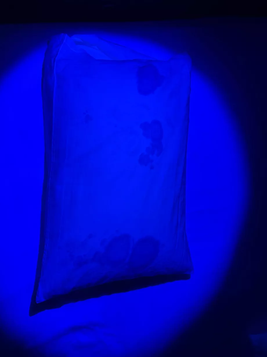 Mærkelige pletter på puden under UV-lampen