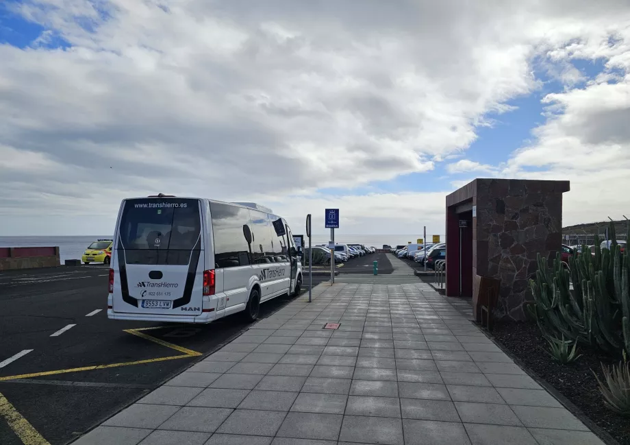 Busstoppested foran terminalen