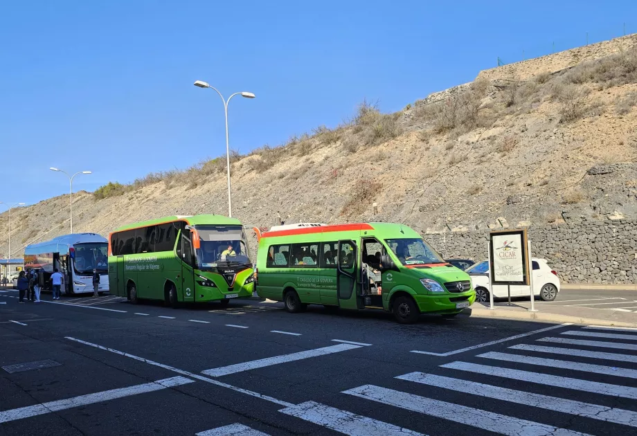 Busser med offentlig transport stopper foran terminalen
