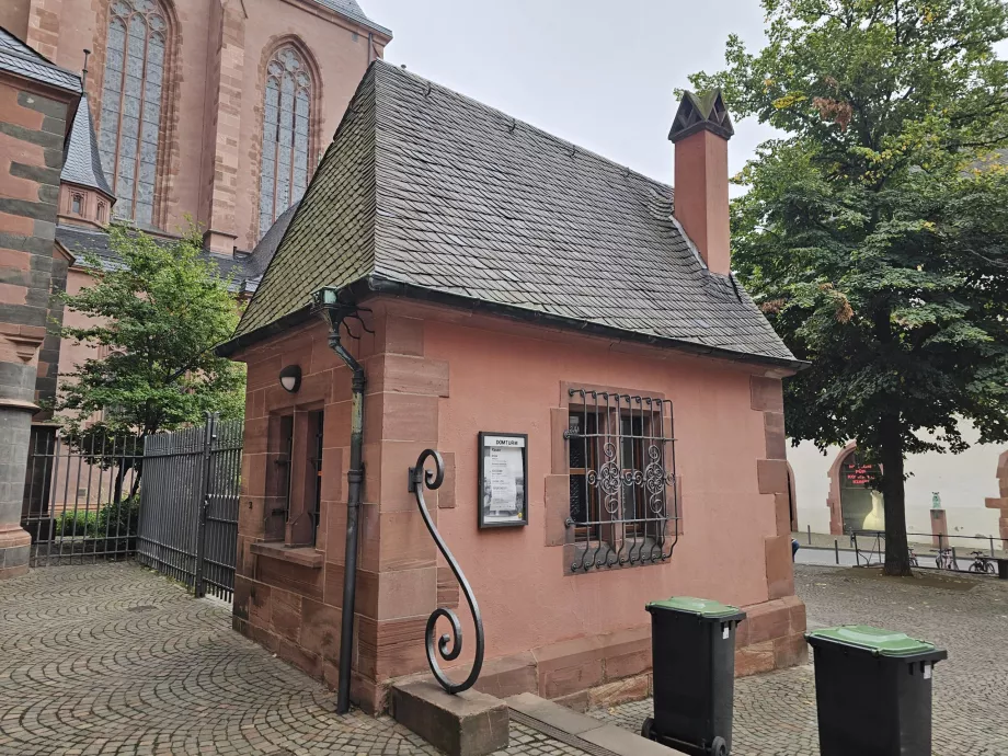 Billetkontor ved indgangen til tårnet