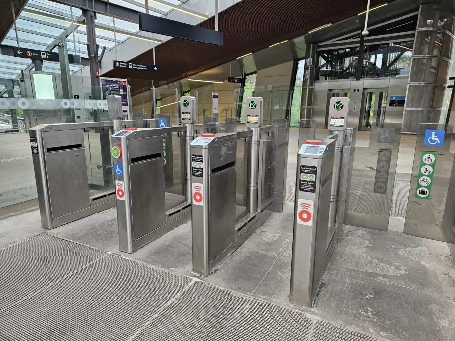 Drejekors ved indgangen til stationen