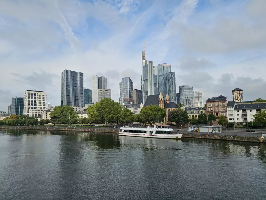 Udsigt fra Eiserner Steg til det moderne centrum
