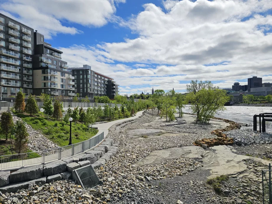 Promenade rundt om floden