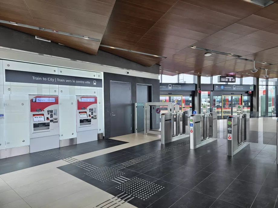Billetautomater og drejeknapper til at komme ind på togstationen