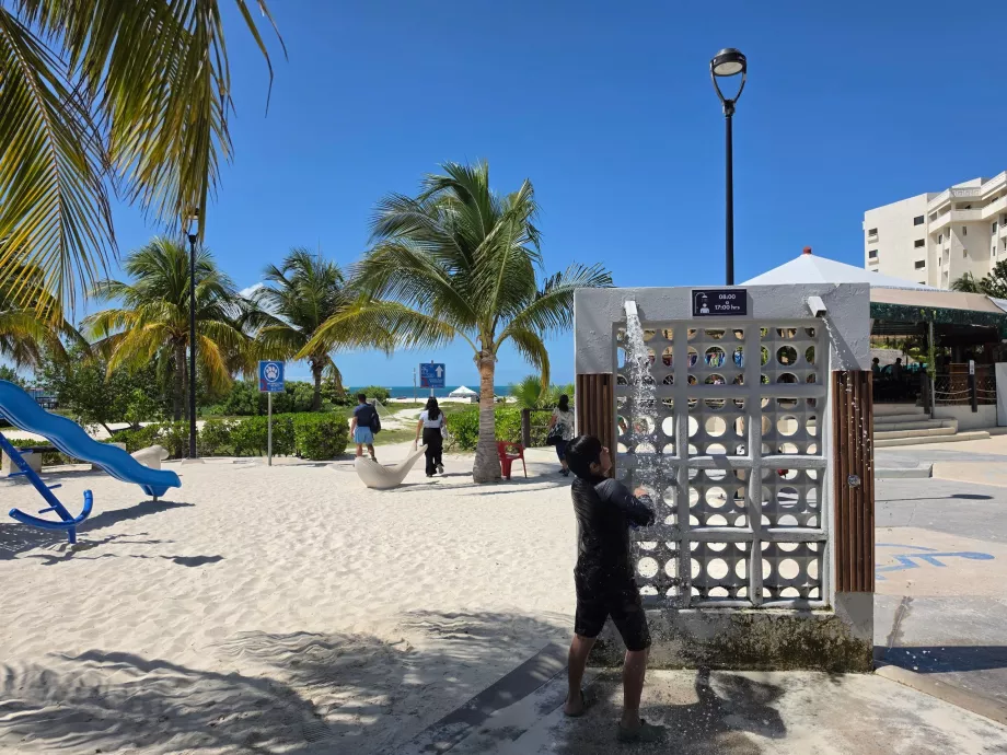 Offentlige brusebade ved Playa Langosta